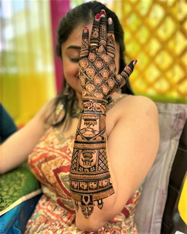 Stylish Back Hand Mehndi Design